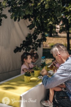  Rodinný piknik pod stromem 