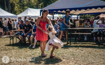  Tanec maminky s holčičkou před hlavním pódiem 